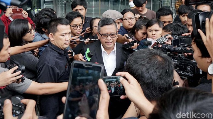 Sekjen PDIP Hasto Kristiyanto selesai menjalani pemeriksaan di gedung KPK, Jakarta, Jumat (24/1/2020). Hasto diperiksa selama lima jam.