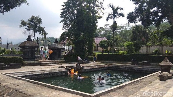 Traveler tinggal pilih saja mau berendam di kolam yang mana. Pemandian air panas Candi Umbul merupakan peninggalan Kerajaan Mataram kuno pada masa dinasti Syailendra (Eko Susanto/detikcom) Traveler tinggal pilih saja mau berendam di kolam yang mana. Pemandian air panas Candi Umbul merupakan peninggalan Kerajaan Mataram kuno pada masa dinasti Syailendra (Eko Susanto/detikcom)