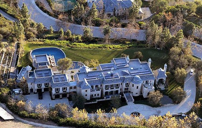 Bagi pasangan pemain football - super model Tom Brady dan Gisele Bundchen, membangun parit layaknya di sebuah kastil adalah salah satu bagian dari keamanan rumah terbaik di abad modern ini. Gisele dan Tom membuat parit di sekeliling rumahnya yang bernilai US$ 20 juta. Rumah dengan enam kamar tidur itu juga dilengkapi dengan kebun yang luas untuk Gisele bercocok tanam menanam sayuran organik. Foto: dok. financesonline