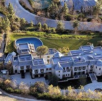 Bagi pasangan pemain football - super model Tom Brady dan Gisele Bundchen, membangun parit layaknya di sebuah kastil adalah salah satu bagian dari keamanan rumah terbaik di abad modern ini. Gisele dan Tom membuat parit di sekeliling rumahnya yang bernilai US$ 20 juta. Rumah dengan enam kamar tidur itu juga dilengkapi dengan kebun yang luas untuk Gisele bercocok tanam menanam sayuran organik. Foto: dok. financesonline