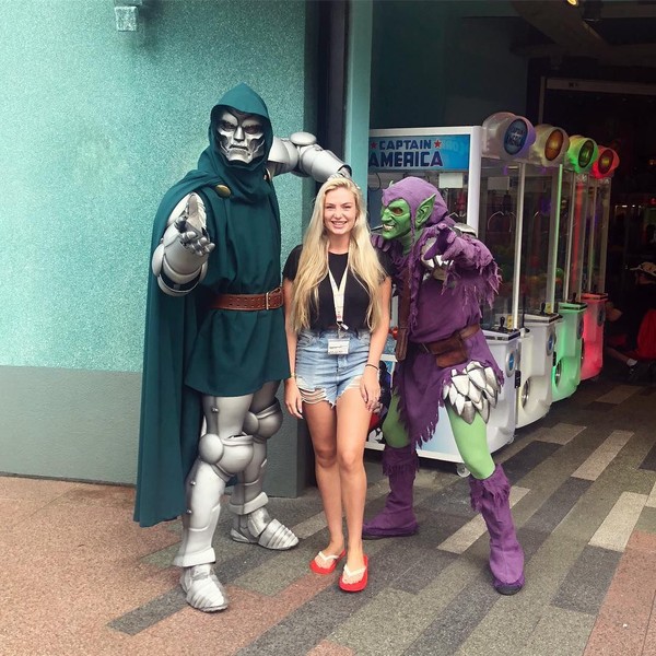 Saat liburan ke Amrik, Luce juga berkunjung ke Universal Studios (Instagram/@lucenicholson)