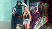 Saat liburan ke Amrik, Luce juga berkunjung ke Universal Studios (Instagram/@lucenicholson)
