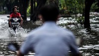 Pengendara motor menerobos banjir di kawasan Jalan Agung Timur 9, Sunter, Jakarta Utara, Jumat (24/1/2020).