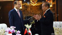 Terkait dengan virus corona jenis baru tersebut Xiao Qian mengatakan pemerintah China bekerja sama dengan Organisasi Kesehatan Dunia (WHO) menangani virus corona. Dia juga memastikan pihak China akan memberikan informasi penanganan virus tersebut ke pemerintah Indonesia.