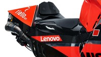 Meski didominasi oleh warna merah, ada beberapa bagian di Desmosedici 2020 yang dihiasi oleh warna hitam. Bagian fairing dan ekor dari motor ini dihiasi oleh warna hitam (Foto: Twitter @ducaticorse)