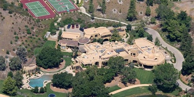 Rumah aktor Will Smith di Calabasas, California super luas. Rumah bintang film Aladdin itu dilengkapi lapangan basket dan golf. Dan yang membuat rumah Will semakin unik juga ekslusif adalah, istana ini bernilai US$ 20 juta itu memiliki kode pos sendiri. Ayah dari Jaden Smith itu pun sampai dijuluki ‘Fresh Prince’ of Calabasas karena keekslusifan kode posnya tersebut. Foto: dok. financesonline