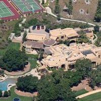 Rumah aktor Will Smith di Calabasas, California super luas. Rumah bintang film Aladdin itu dilengkapi lapangan basket dan golf. Dan yang membuat rumah Will semakin unik juga ekslusif adalah, istana ini bernilai US$ 20 juta itu memiliki kode pos sendiri. Ayah dari Jaden Smith itu pun sampai dijuluki ‘Fresh Prince’ of Calabasas karena keekslusifan kode posnya tersebut. Foto: dok. financesonline