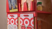 Butuh waktu sekitar 1 bulan untuk membangun miniatur supermarket. Renee begitu memperhatikan detail pada tiap barang yang ia hadirkan. Foto: Facebook renee.doby