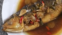 Jamuan Imlek makin lengkap dengan sajian ikan utuh. Hal ini merupakan wujud harapan akan keutuhan, kelimpahan, dan kemakmuran untuk tahun yang akan datang. Foto: Instagram @kembangseruniresto