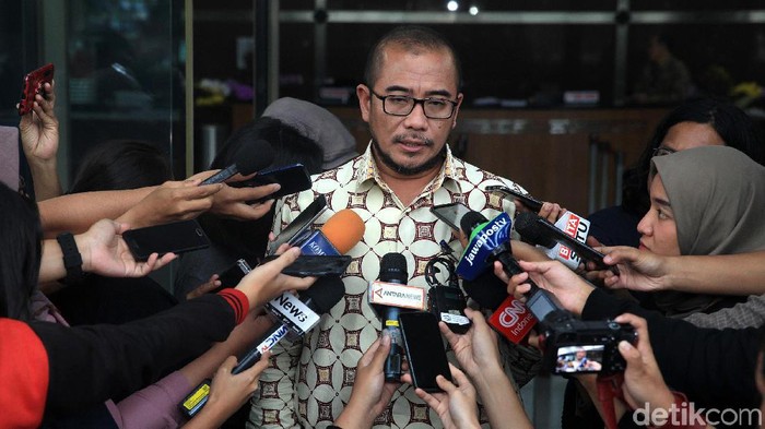 Komisioner KPU Hasyim Asyari berjalan meninggalkan gedung KPK, Jakarta, Jumat (24/1/2020) usai menjalani pemeriksaan. KPK memeriksa Hasyim Asyari sebagai saksi dari tersangka mantan Komisioner KPU Wahyu Setiawan dalam kasus dugaan korupsi penetapan pergantian antar waktu anggota DPR periode 2019-2024.
