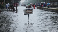 Genangan air bahkan naik hingga 20 cm.