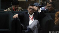Hasto tampak duduk di ruang tunggu KPK selama menunggu waktu pemeriksaan.