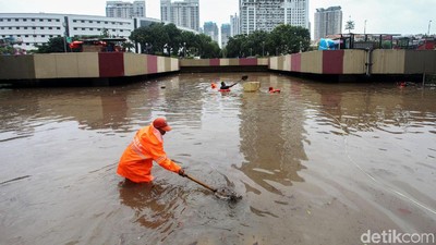 Begini Tingginya Air yang Rendam Underpass Kemayoran