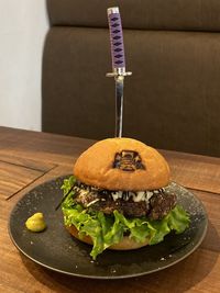 Burger Unik di Resto Ini Dimakan dengan Pedang Katana Jepang