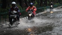 Kawasan ini memang menjadi langganan banjir saat hujan deras mengguyur.