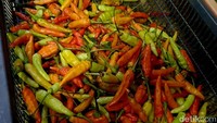Selain cabai setan, dalam pantauan detikcom,  kenaikan juga terjadi pada jenis cabai lainnya. Harga cabai jenis rawit hijau sebelumnya 24 ribu per kilogram sekarang mencapai Rp 30 ribu per kilogram. Demikian juga dengan cabe merah, yang sebelumnya Rp 24  ribu sampai Rp 30 ribu per kilogram, sekarang naik menjadi Rp 50 ribu per kilogram. Sedangkan untuk cabai hijau hari biasa Rp 24 ribu namun sekarang naik menjadi Rp 30 ribu per kilogram.