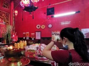 Suasana Kelenteng Cokro Jelang Sembahyang Tengah Malam