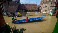 Ratusan warga terpaksa mengungsi akibat banjir tersebut. Antara Foto/Raisan Al Farisi.