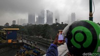 Gedung-gedung pencakar langit nampak diselimuti kabut yang muncul di kawasan Jakarta.