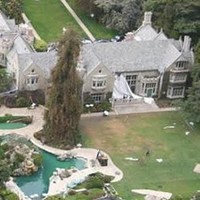 Almarhum bos Playboy Hugh Hefner membangun rumah seharga US$ 54 juta yang dikenal sebagai Playboy Mansion. Rumah super mewah yang berada di California itu dilengkapi air terjun hingga kebun binatang.  Foto: dok. financesonline