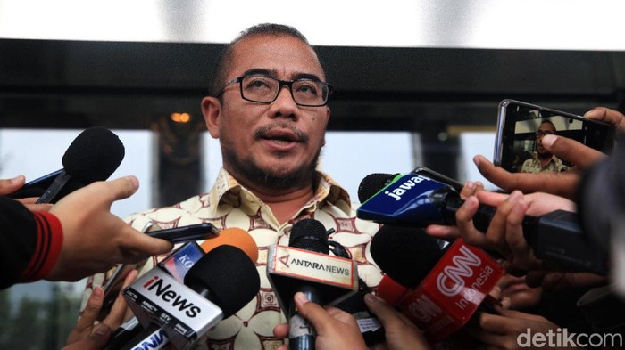 Komisioner KPU Hasyim Asyari berjalan meninggalkan gedung KPK, Jakarta, Jumat (24/1/2020) usai menjalani pemeriksaan. KPK memeriksa Hasyim Asyari sebagai saksi dari tersangka mantan Komisioner KPU Wahyu Setiawan dalam kasus dugaan korupsi penetapan pergantian antar waktu anggota DPR periode 2019-2024.