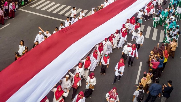 Kirab Bendera Merah Putih di Semarang Ribuan warga dari berbagai elemen masyarakat ikut serta dalam Kirab Kebangsaan Merah Putih. Bendera Merah Putih sepanjang 540 meter membentang dalam kirab itu.