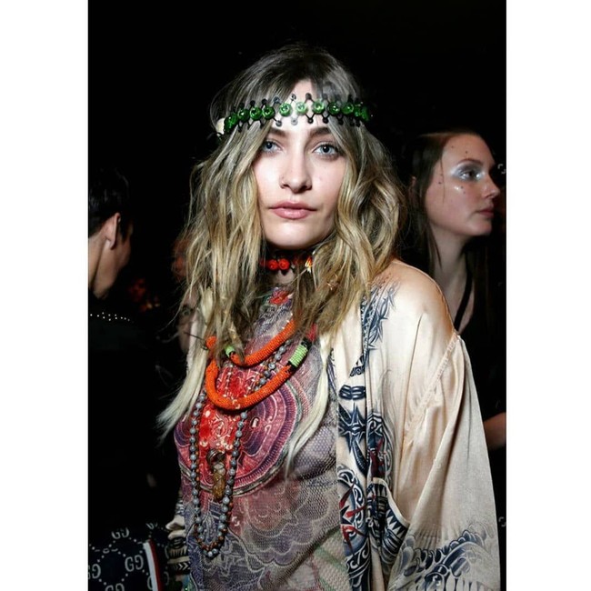 Aku gugup sekali saat casting, tapi ketika sudah mau tampil, semuanya berjalan secara alami saja, kata Paris kepada British Vogue. Ia mengaku sangat bangga dan senang ketika berhasil terpilih untuk tampil di peragaan bersejarah tersebut. Pengalaman yang tidak akan pernah kulupakan, ungkapnya. (Foto: Instagram/@parisjacksontransylvania)