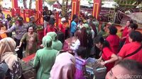 Perayaan Imlek, Klenteng Ini Bagikan 2 Ton Kue Keranjang