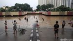 Keriuhan Anak-anak Bermain di Kemayoran Water Park