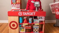 Renee Doby-Becht adalah ibu kreatif dari Milwaukee, Amerika Serikat. Untuk anak perempuannya yang berusia 3 tahun, ia buat miniatur supermarket! Foto: Facebook renee.doby