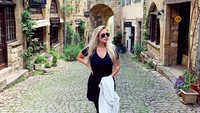Luce juga terlihat asyik jalan-jalan di sebuah kota tua di Prancis. Gayanya saat jalan-jalan justru terlihat biasa saja dan tidak terlalu seksi (Instagram/@lucenicholson)