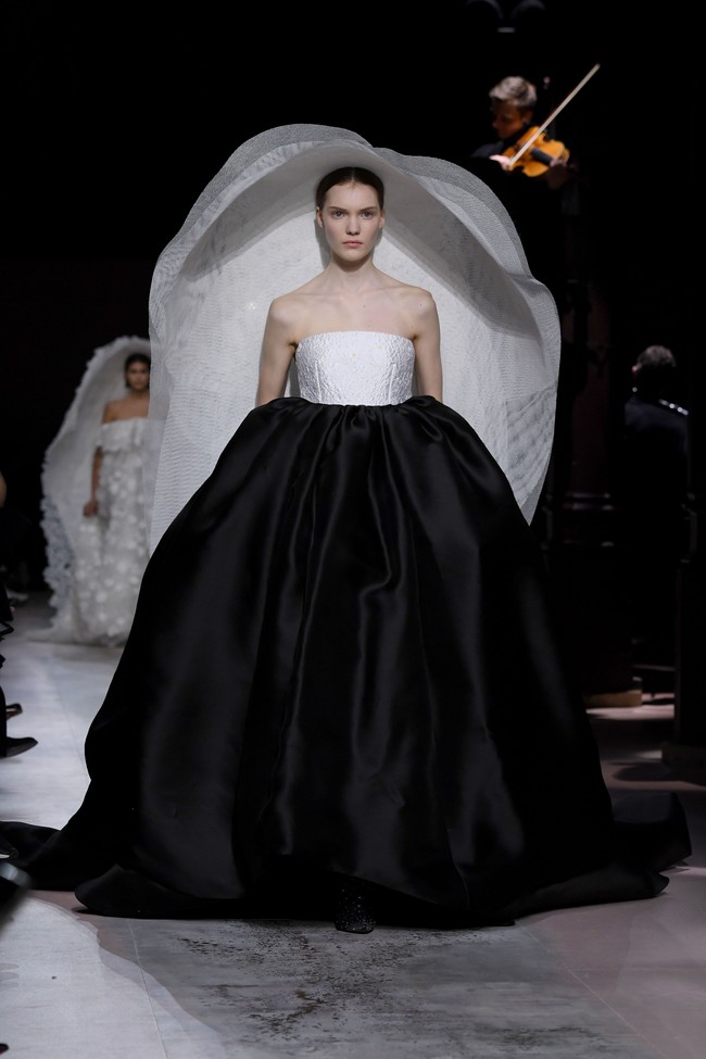Fashion show koleksi Givenchy Haute Couture Spring 2020 di Paris Fashion Week, Paris, Prancis. [Photo by Pascal Le Segretain/Getty Images].