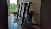 Sama seperti rusun PUPR, rusun ini juga terdiri dari kamar tidur, ruang tamu, kamar mandi, dan dapur. Bedanya, satu unit hanya ditempati 2 orang saja.