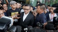Kasus yang membuat Hasto diperiksa ini berawal dari OTT KPK pada Rabu (8/1). Singkat cerita, ada 4 tersangka yang ditetapkan, yaitu Wahyu Setiawan, Agustiani Tio Fridelina, Saeful, dan Harun Masiku.