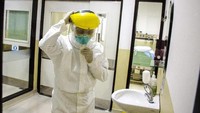 Petugas medis menggunakan pakaian pelindung saat mengontrol ruangan khusus untuk wabah Virus Corona di Ruangan Isolasi Infeksi Khusus Kemuning Rumah Sakit Dokter Hasan Sadikin (RSHS), di Bandung, Jawa Barat, Jumat (24/1/2020). ANTARA FOTO/Novrian Arbi.