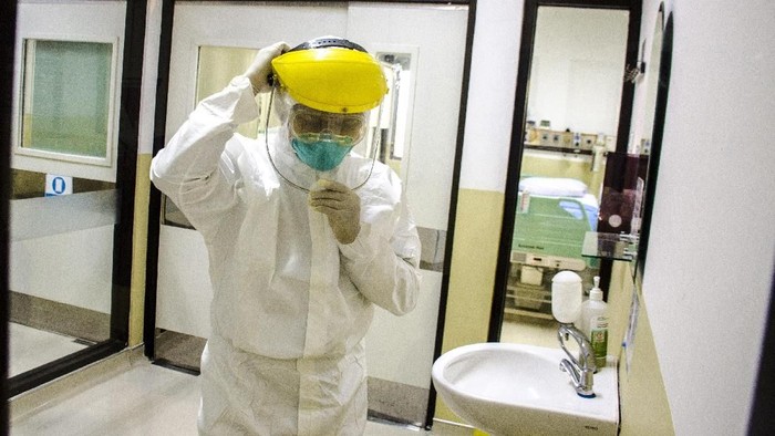 Sejumlah Rumah Sakit Siaga Virus Corona Petugas rumah sakit menunjukkan ruangan isolasi khusus untuk menangani pasien yang menderita penyakit pneumonia berat akibat terjangkit wabah novel Coronavirus (nCoV) di Rumah Sakit Umum Pusat (RSUP) dr Kariadi, Semarang, Jawa Tengah, Jumat (24/1/2020). RSUP dr Kariadi menyiapkan sejumlah ruang isolasi khusus serta Tim Medis Pencegahan Penyakit Menular yang terdiri dari 23 dokter untuk bersiap jika ada pasien suspek terjangkit virus tersebut. ANTARA FOTO/Aji Styawan/ama.