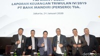 (Ki-ka) Direktur Treasury, International Banking & SAM Bank Mandiri Darmawan Junaidi, Direktur Manajemen Risiko Ahmad Siddik Badruddin, Direktur Consumer & Retail Transaction Hery Gunardi, Direktur Utama Royke Tumilaar, Pejabat Eksekutif Keuangan dan Strategi Silvano Rumantir dan Corporate Secretary Rohan Hafas saat penyampaian paparan kinerja Bank Mandiri triwulan IV-2019 di Jakarta, Jumat (24/1/2020).