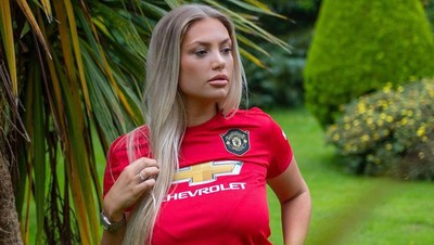 Foto: Liburannya Model Seksi Fans Berat Manchester United