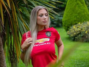 Foto: Liburannya Model Seksi Fans Berat Manchester United