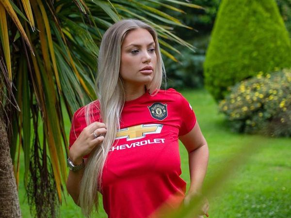 Foto: Liburannya Model Seksi Fans Berat Manchester United