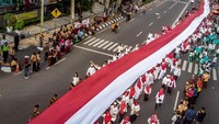 Sejumlah peserta mengirab bendera Merah Putih sepanjang 540 meter saat mengikuti Kirab Kebangsaan Merah Putih di Semarang, Jawa Tengah, Jumat (24/1/2020).
