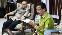 Dalam pertemuan ini La Nyalla Mattalitti didampingi Ketua Komite I DPD RI Teras Narang.