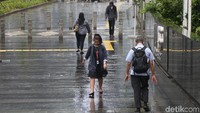 Hasilnya, JPO tersebut seakan lumpuh saat hujan mengguyur.