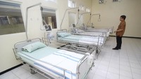 Petugas memeriksa fasilitas dan peralatan di Ruang Isolasi Khusus (RIK) RSUD Dokter Soetomo, Surabaya, Jawa Timur, Jumat (24/1/2020). ANTARA FOTO/Moch Asim.