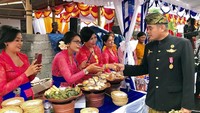 Mengenakan pakaian Bali, Arya tampak menghadiri acara adat. Ia menyalami ibu-ibu yang menjaga stand makanan. Ada yang percaya kalau Arya ini raja  Foto: instagram @aryawedakarna