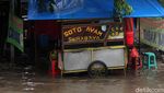 Di Tengah Banjir, Pedagang Ini Tetap Jualan demi Cuan