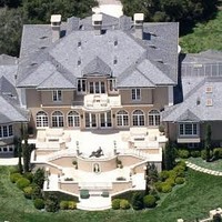 Jika Hugh Hefner membangun air terjun di kediamannya, Oprah Winfrey membuat sebuah danau di area rumahnya. Rumah Oprah yang bernilai US$ 85 juta di Montecito, California ini disebut-sebut sebagai satu dari tiga rumah selebriti dunia paling mahal saat ini. Foto: dok. financesonline