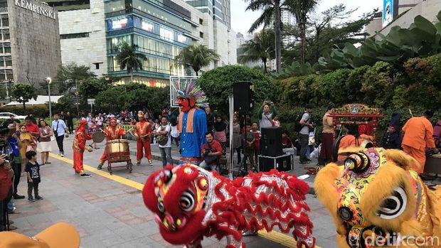 Barongsai hingga Gambang Kromong Meriahkan Imlek di Bundaran HI