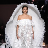 Fashion show koleksi Givenchy Haute Couture Spring 2020 di Paris Fashion Week, Paris, Prancis. [Photo by Pascal Le Segretain/Getty Images].