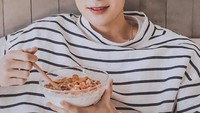 Bikin gagal fokus, sarapan dengan sereal dan yogurt, Jaehyun tersenyum manis di salah satu sesi pemotretan. Foto: Istimewa